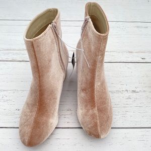 Rue 21 etc Women’s Mercy 89W Beige Velvet Boots with zipper size M(7/8)